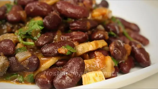 Постное и сытное блюдо с фасолью и грибами.