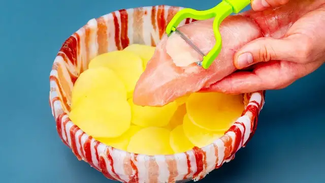 Запеканка с картофелем, курицей и беконом