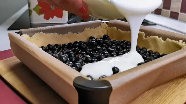 Пирог с черной смородиной