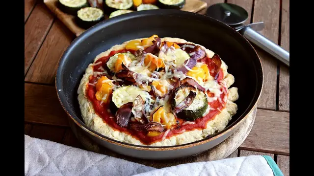 Сытная пицца на сковородке
