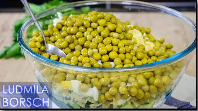 Салат с копчёной курицей, яйцами и сыром
