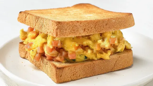Вкусный сэндвич с яйцом и ветчиной