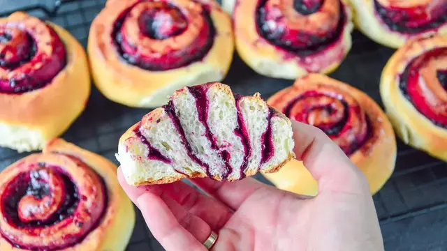 Воздушные булочки с джемом