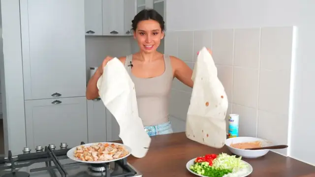 Куриное филе с овощами в лаваше