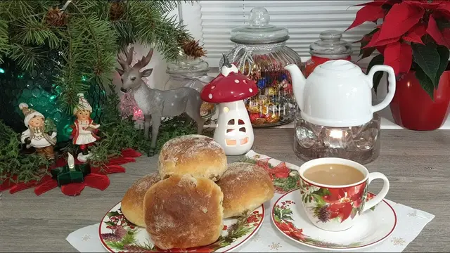Сдобные булочки с изюмом к рождеству
