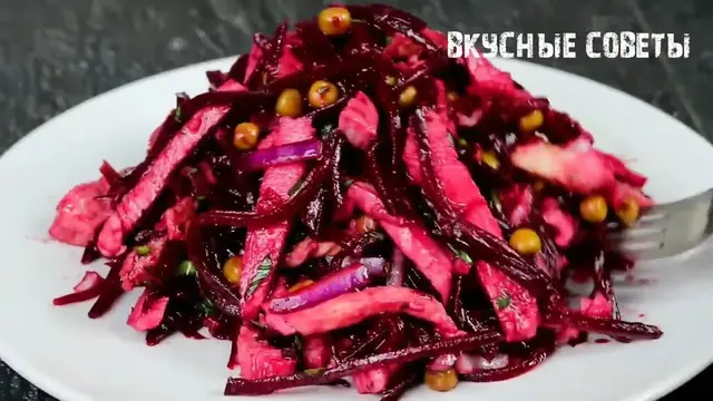 Оригинальный салат из свёклы и куриной грудки на новогодний стол