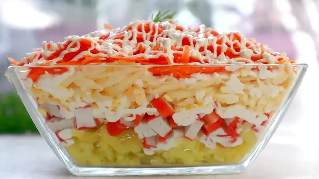 Яркий салат с крабовыми палочками