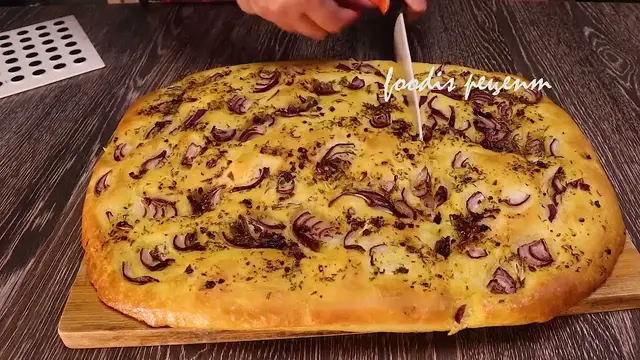 Мягкий пирог с луком