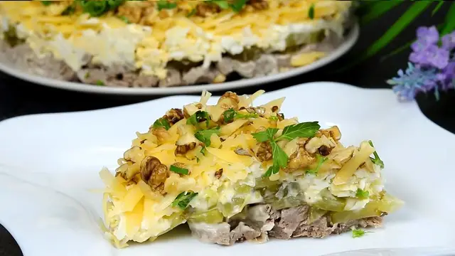 Новогодний салат с говядиной и грецкими орехами