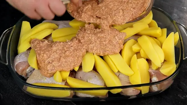 Картофель с курицей в духовке