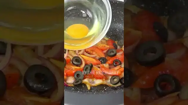 Яичница с беконом и помидорами