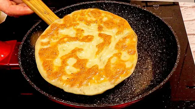 Лепешки с мясом на сковороде