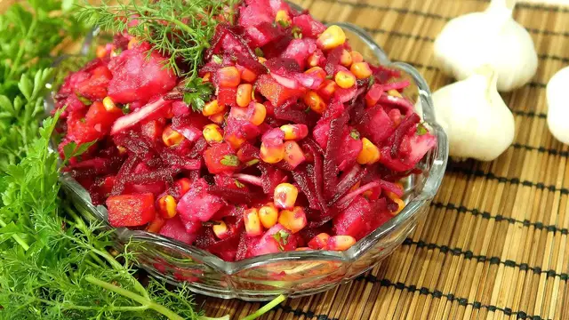 Яркий и вкусный салат со свёклой и кукурузкой