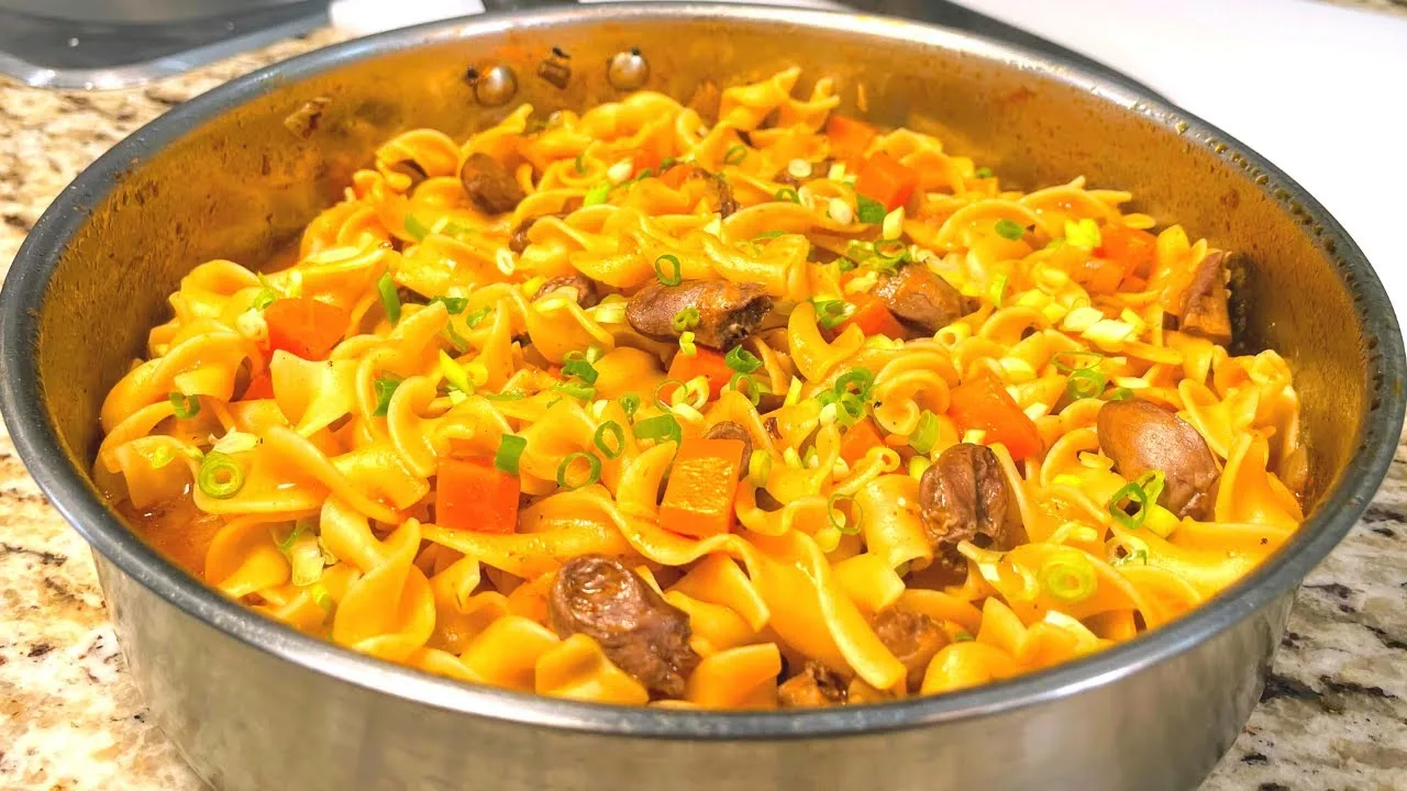 Макароны с куриными сердечками на сковородке