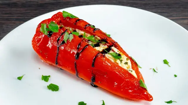 Фаршированный перец капия с сырным миксом и йогуртом