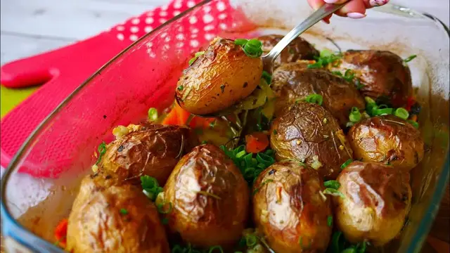 Чесночная картошка в духовке