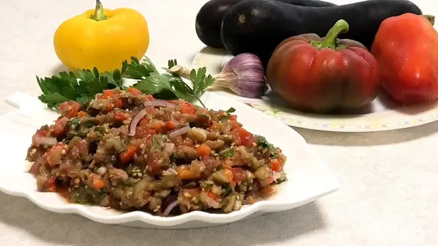 Сырая баклажанная икра по-одесски