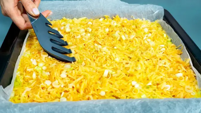 Картофельный пирог с луком-пореем и моцареллой