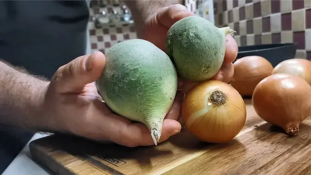 Салат с зелёной редькой