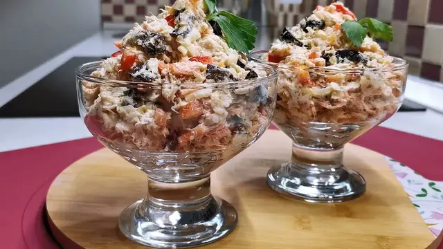 Новый салат с куриным филе и черносливом на Новый год