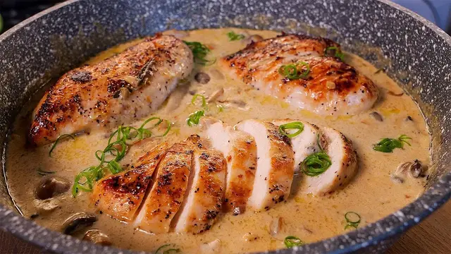 Сочная куриная грудка в духовке с грибами и сырным соусом