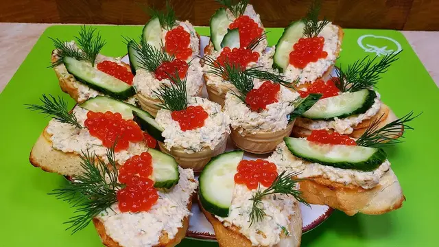 Бутерброды с красной икрой на Новый год 