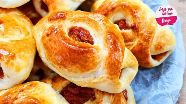 Сдобные булочки с курагой и яблоками 