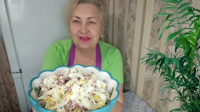 Сытный салат с колбасой и капустой 