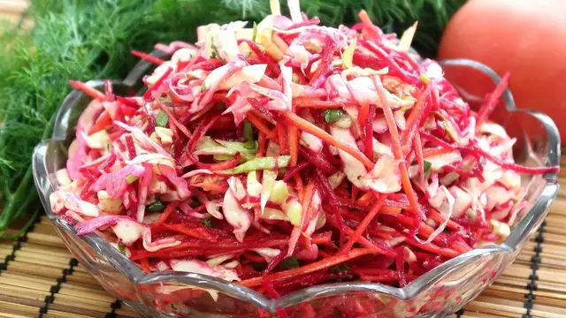 Салат из молодой капусты, сырой свёклы и моркови
