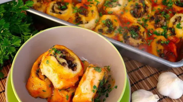 Картофельные рулеты с грибами в духовке