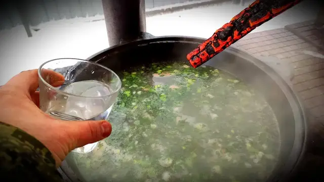Уха из красной рыбы в казане на костре