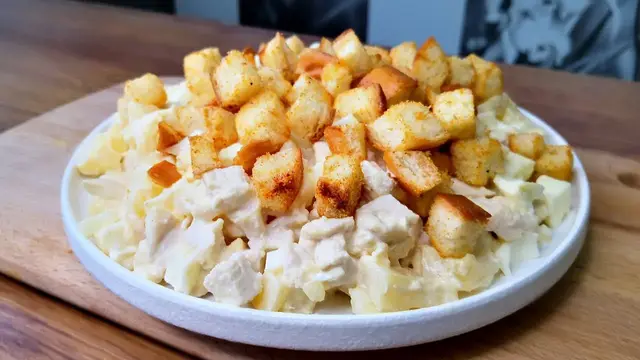 Салат «Нежность» с сухариками куриной грудкой и ананасами