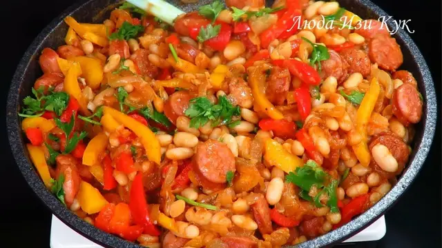 Фасоль в томатном соусе с колбасками и маринованным перцем по-сербски