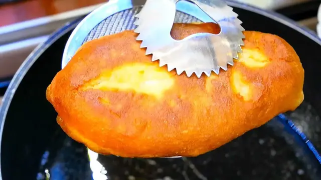 Жаренные пирожки без дрожжей с мясом и творогом 