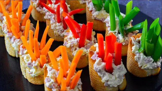 Яркая закуска на праздник из ветчиной и плавленым сыром 