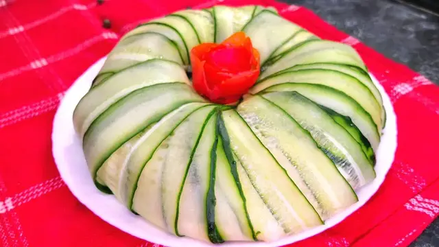 Салат с кальмаром, яйцом и свежим огурцом