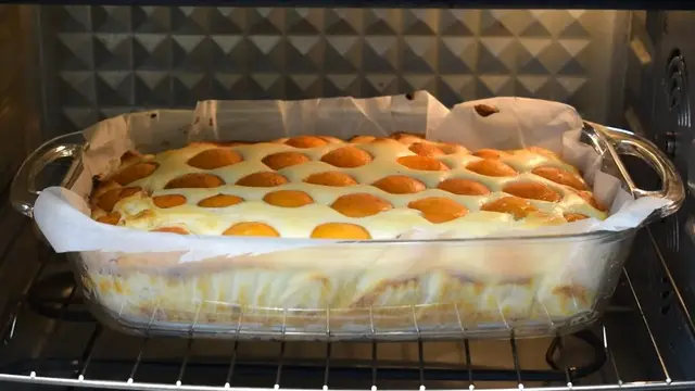 Пышный пирог с абрикосами и творогом