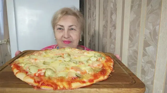 Домашняя пицца с колбасой и помидорами 
