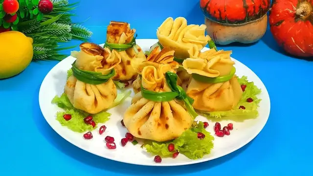 Мешочки из блинчиков с крем-сыром и красной рыбой 