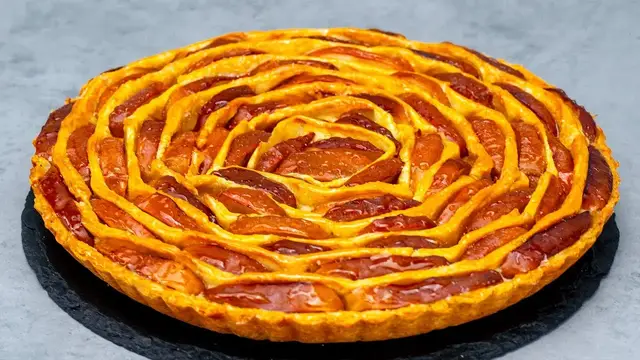 Вкусный пирог с яблоками и кремом