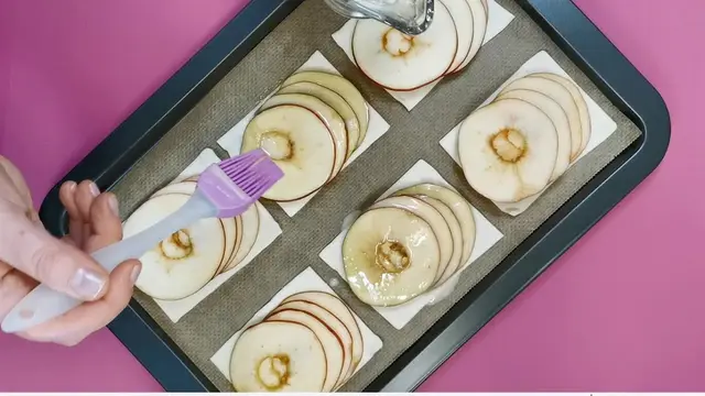 Слойки с яблоками