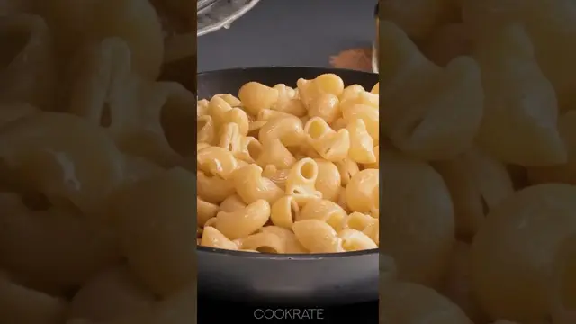 Паста на сковороде с колбасками кабанос