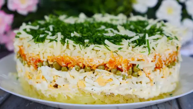 Салат со шпротами, овощами и сыром