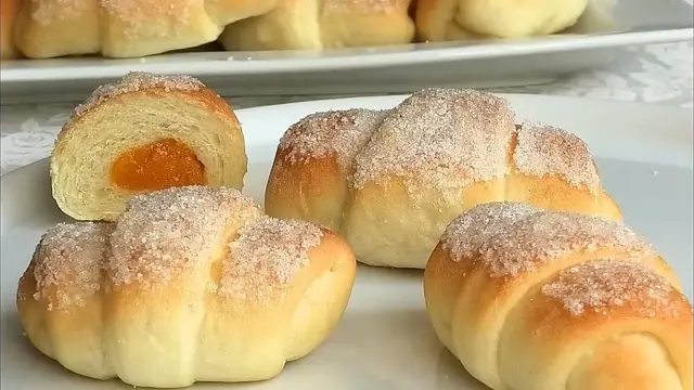 Мягкие рогалики с курагой