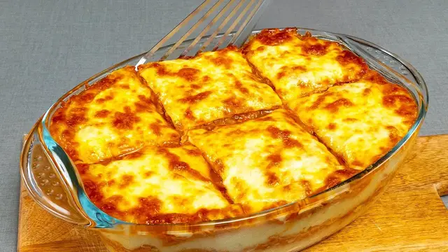 Картофельная запеканка с тунцом и соусом из йогурта