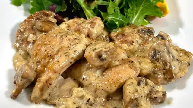 Куриные бедра в соусе с грибами