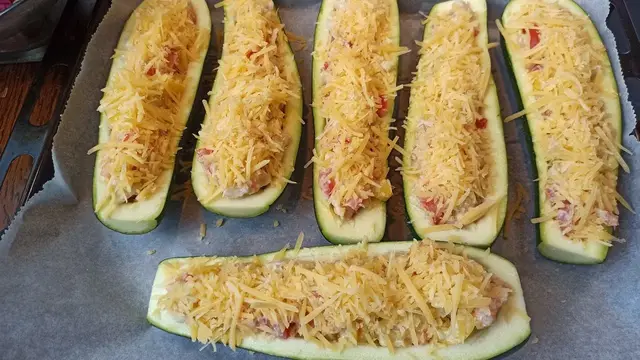 Лодочки из кабачков с куриным филе и овощами