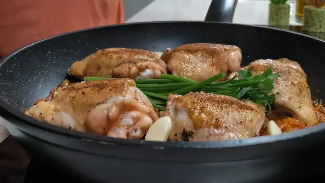 Вкусная курица на сковороде