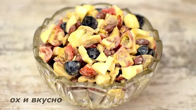 Салат с фасолью, черри и шампиньонами