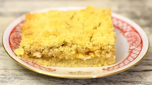Насыпной пирог с творогом и джемом